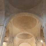 La costruzione � un ottimo esempio di architettura romanica e si contraddistingue per le tre cupole piramidali in asse del tetto che sormontano un interno a tre navate con copertura a mezza botte (foto di Maria Bruno)